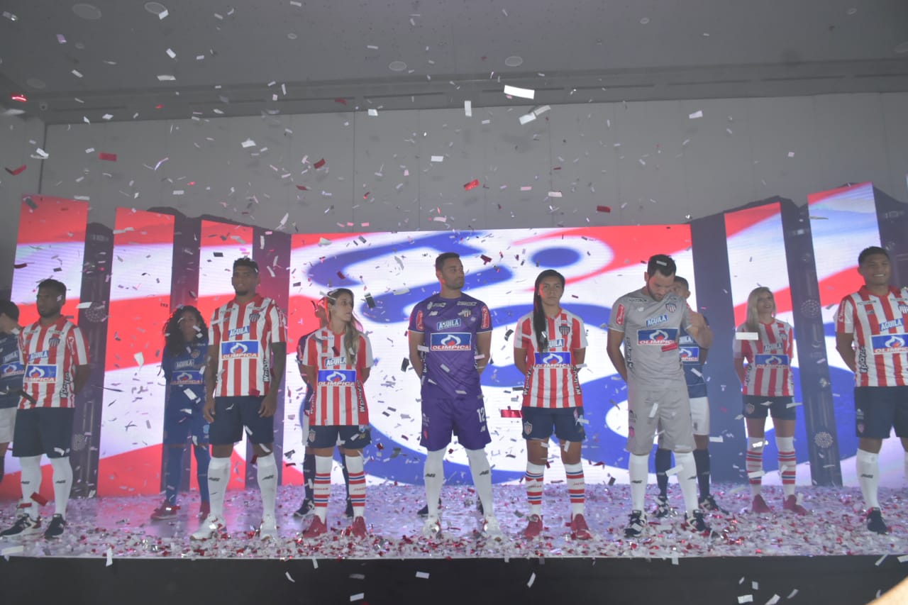 Los jugadores de Junior y de las Tiburonas. 