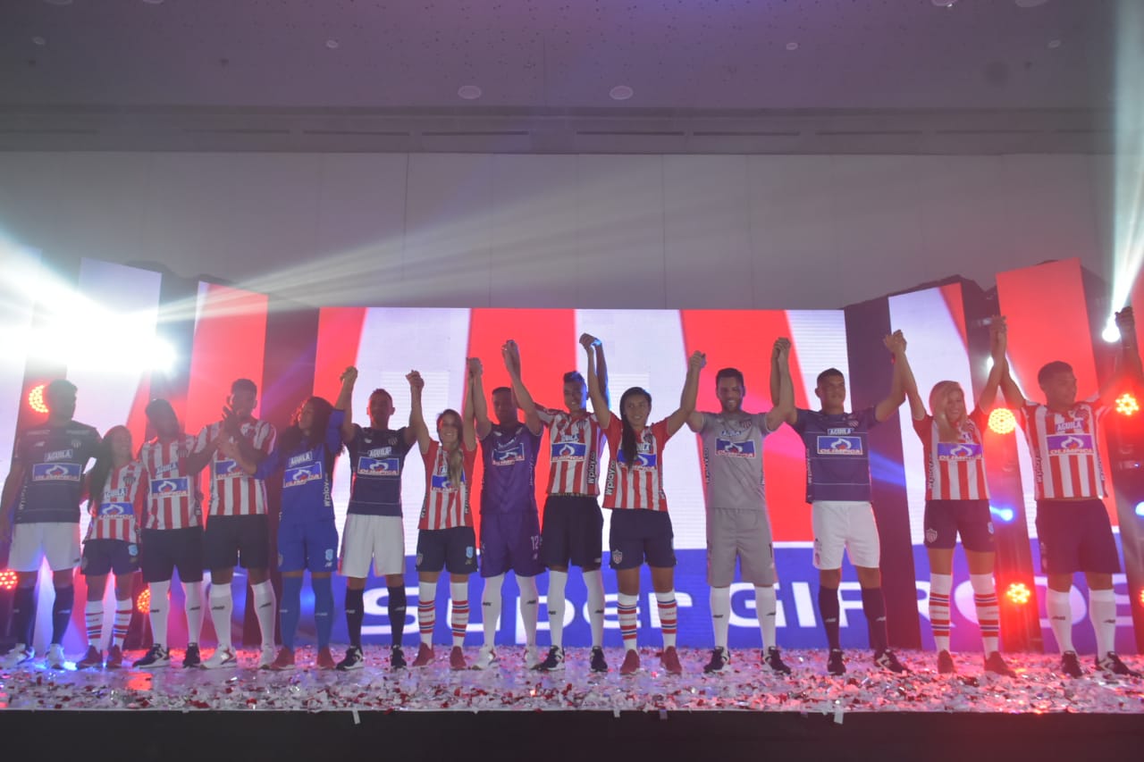 Los jugadores de Junior y de las Tiburonas. 