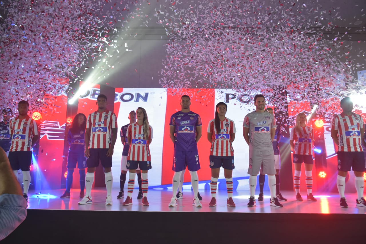 Los jugadores de Junior y de las Tiburonas. 