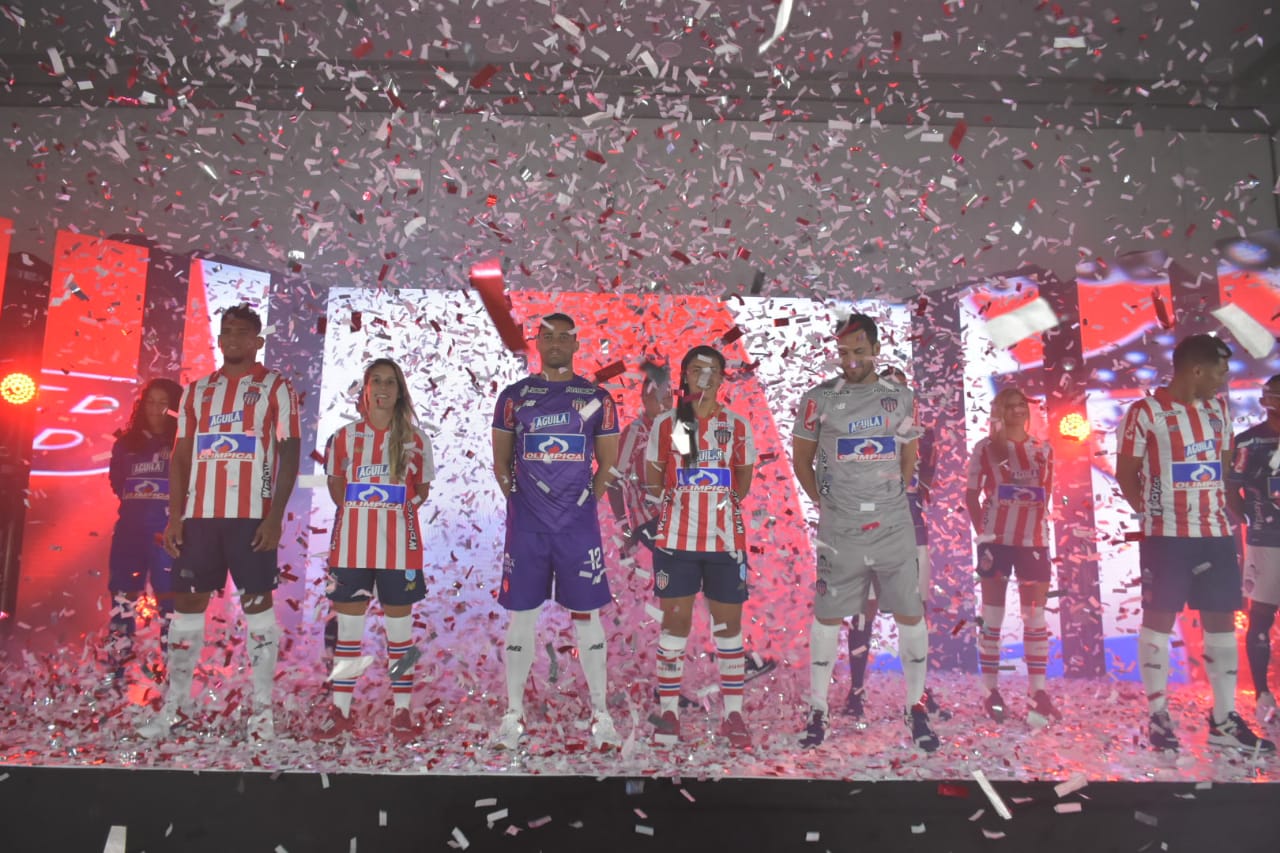 Los jugadores de Junior y de las Tiburonas. 