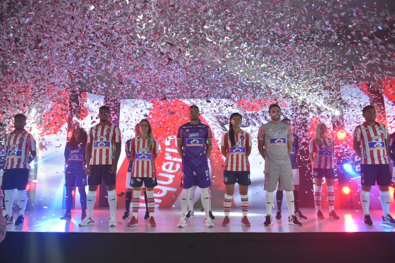 Los jugadores de Junior y de las Tiburonas. 