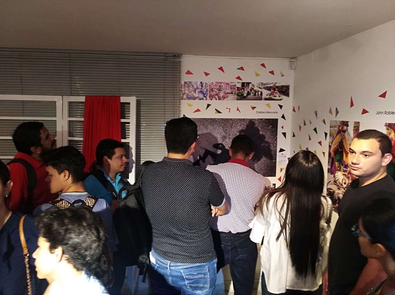 Los asistentes pueden apreciar de cerca las fotografías.