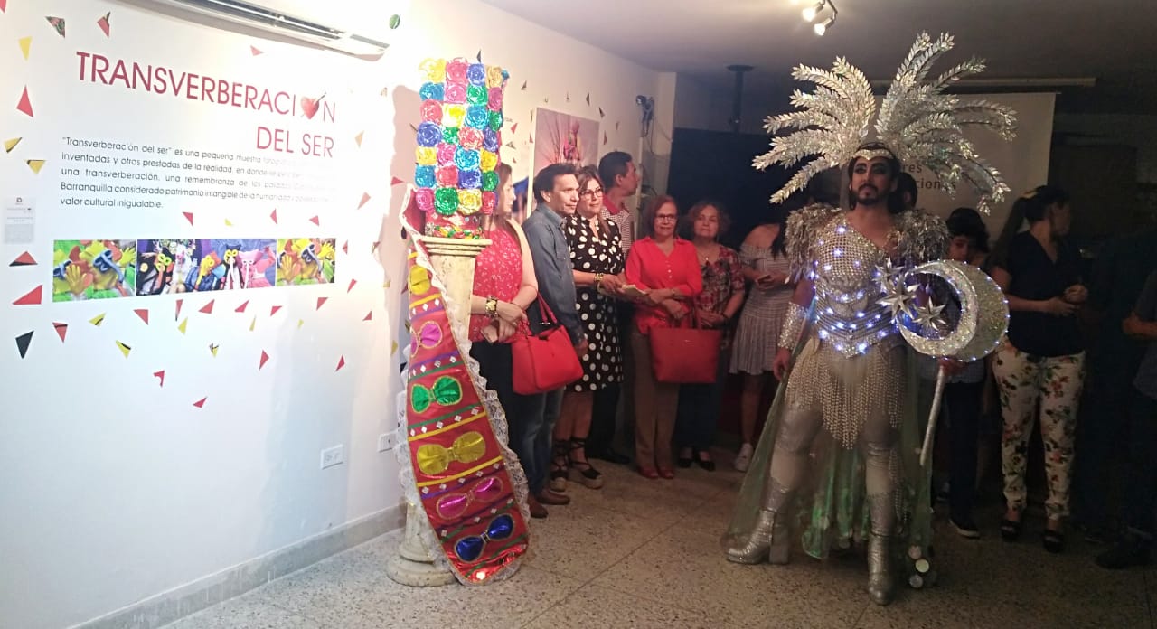 El artista 'Lunus' estuvo a cargo de la apertura con un performance que simbolizó el significado de la luz.