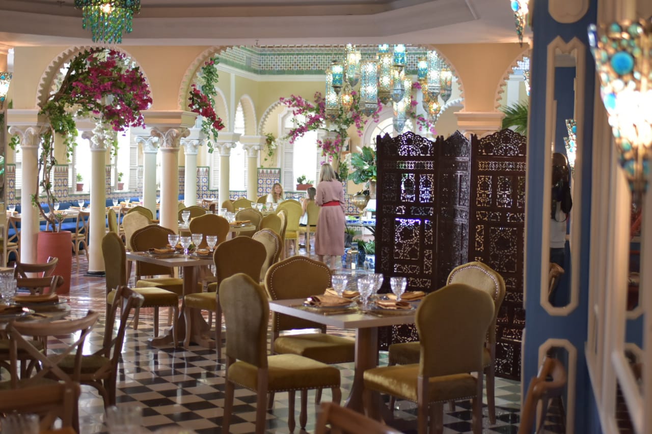 La calidez del lugar atrapa a los comensales y les genera comodidad.