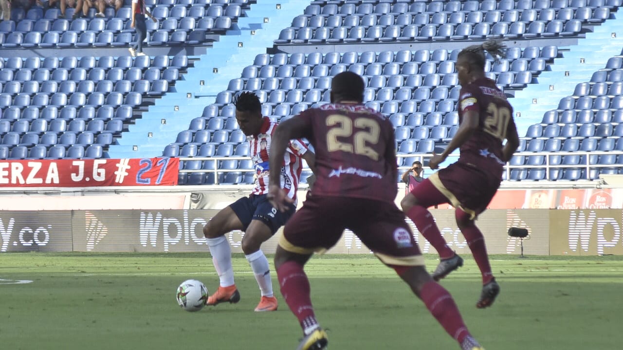 James Sánchez tratando de eludir la marca de Leyvin Balanta y Danovis Banguero.