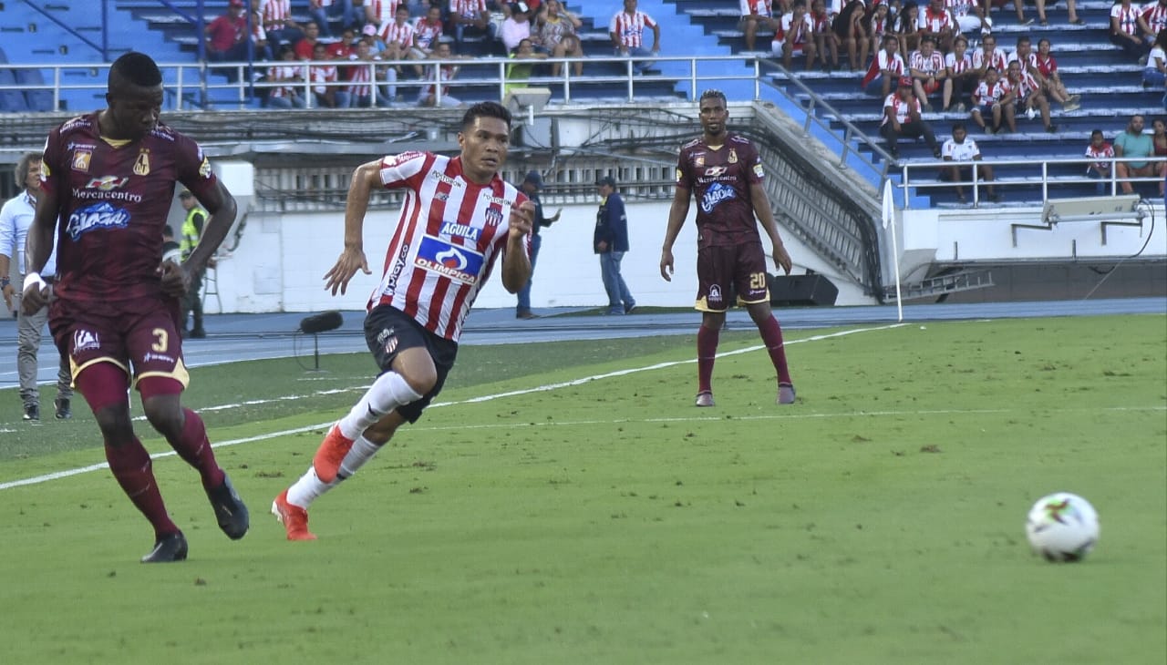 Teófilo Gutiérrez eludiendo la marca de Julián Quiñones.