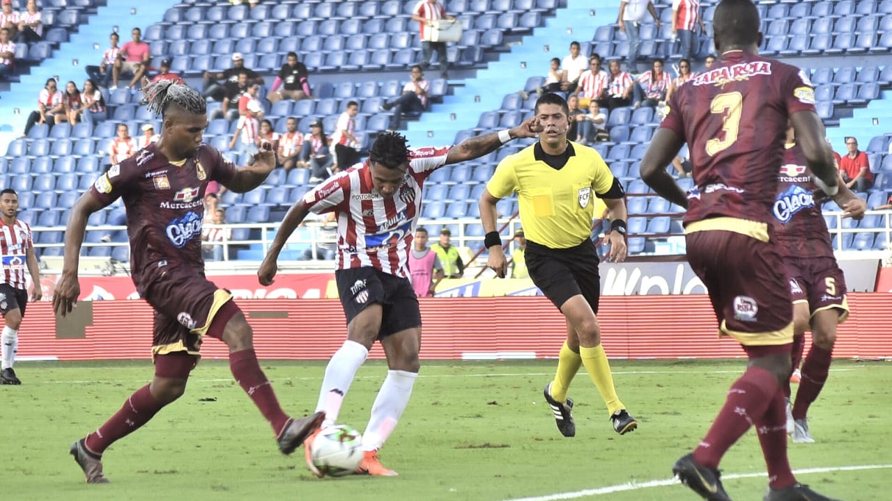 James Sánchez enfrentando la marca de tres tolimenses.
