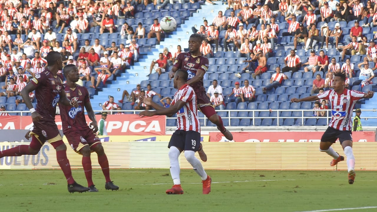Jugada de ataque del Deportes Tolima despejada por Willer Ditta.