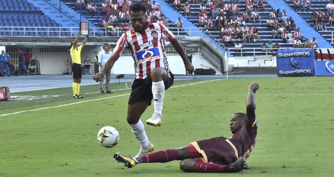 Luis 'Cariaco' González eludiendo marcas.