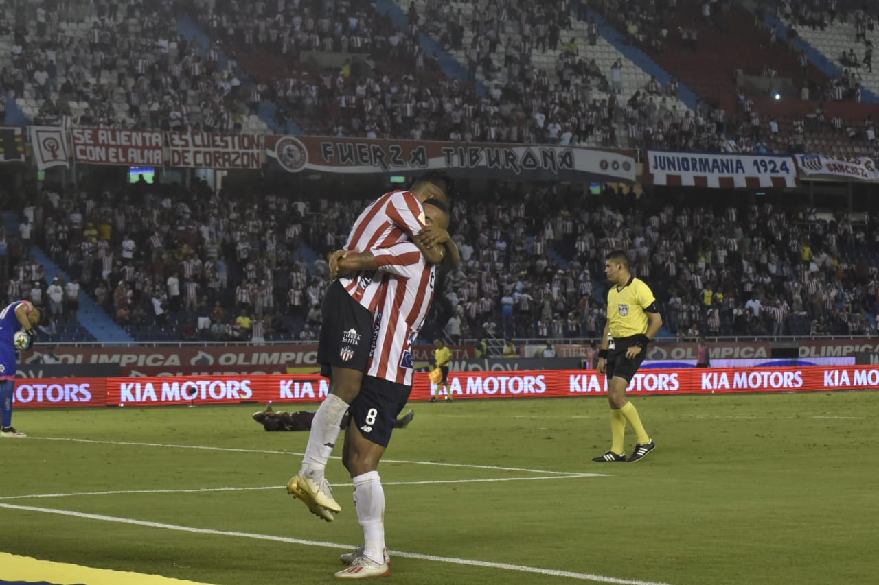 La celebración de Luis 'Cariaco' González con Freddy Hinestroza.
