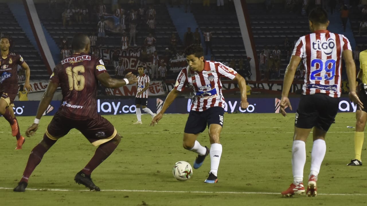 El chileno fue aplaudido por los hinchas cada vez que agarraba el balón.