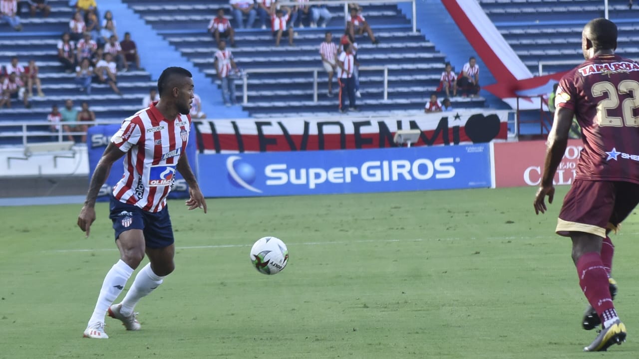 Freddy Hinestroza iniciando jugada ofensiva.