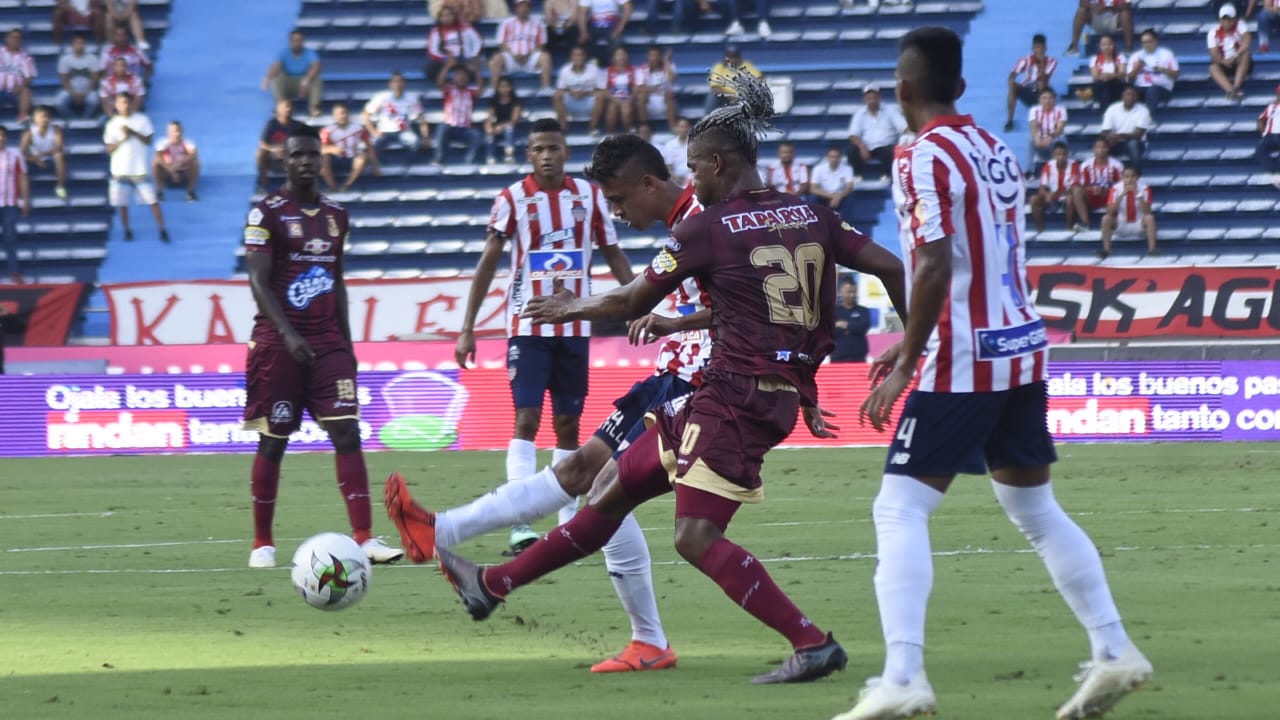 Danovis Banguero neutralizando un ataque de los 'tiburones'.