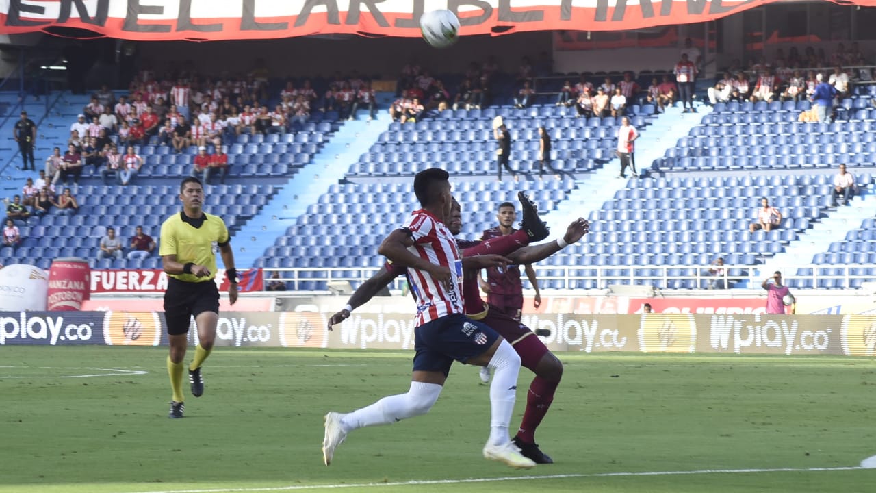 Rechazo de la defensa tolimense ante una llegada del lateral David Murillo.