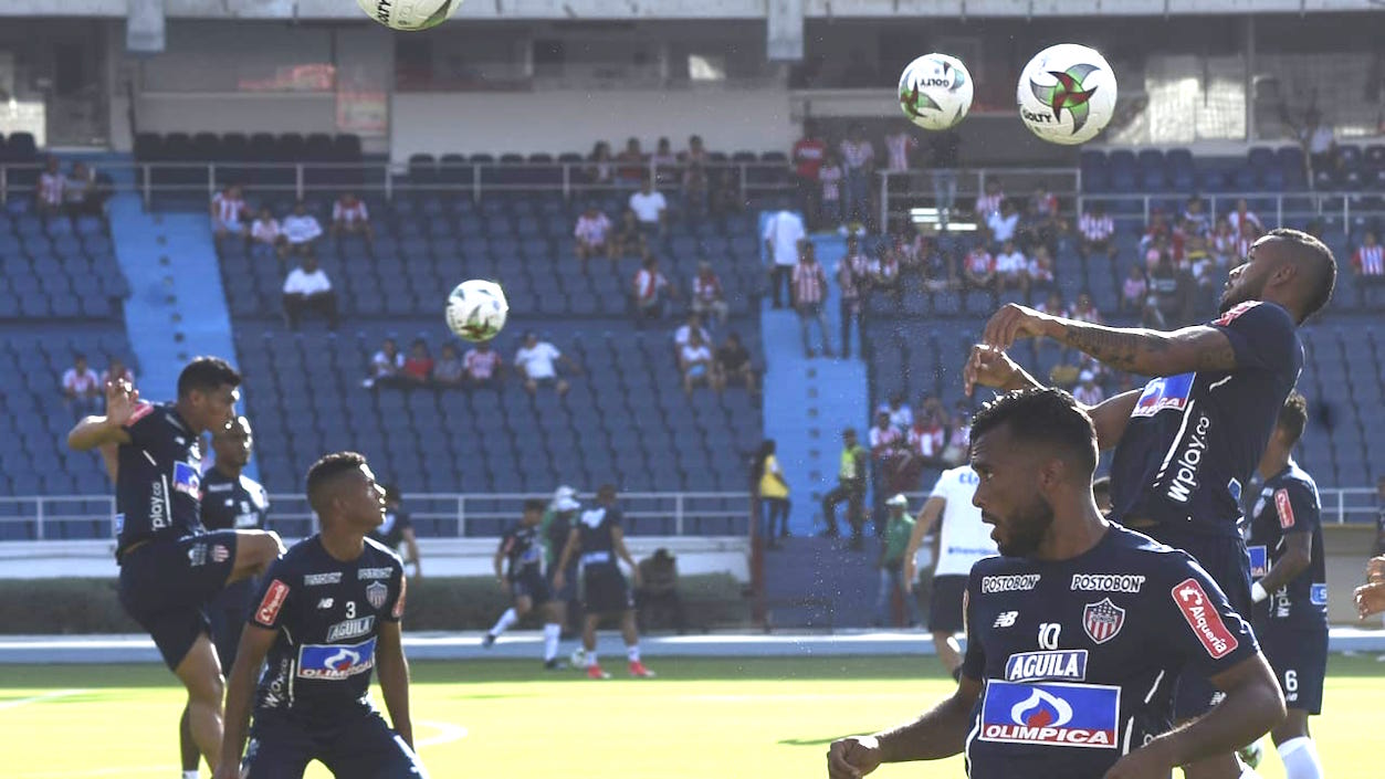 Jugadores del Junior en el calentamiento previo.