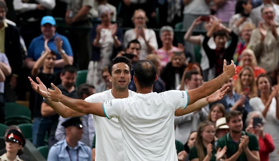 Un abrazo entre los campeones.