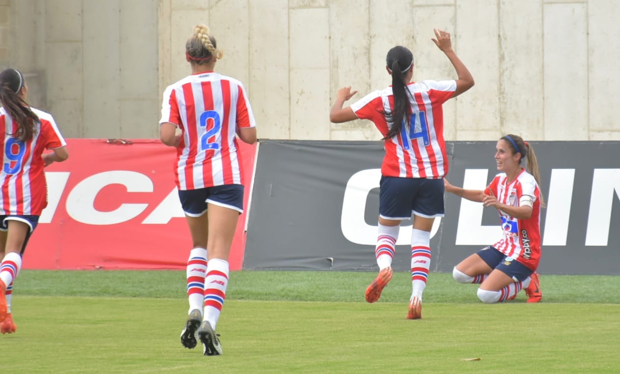 Todas las Tiburonas fueron a abrazar a su capitana Daniela Montoya.