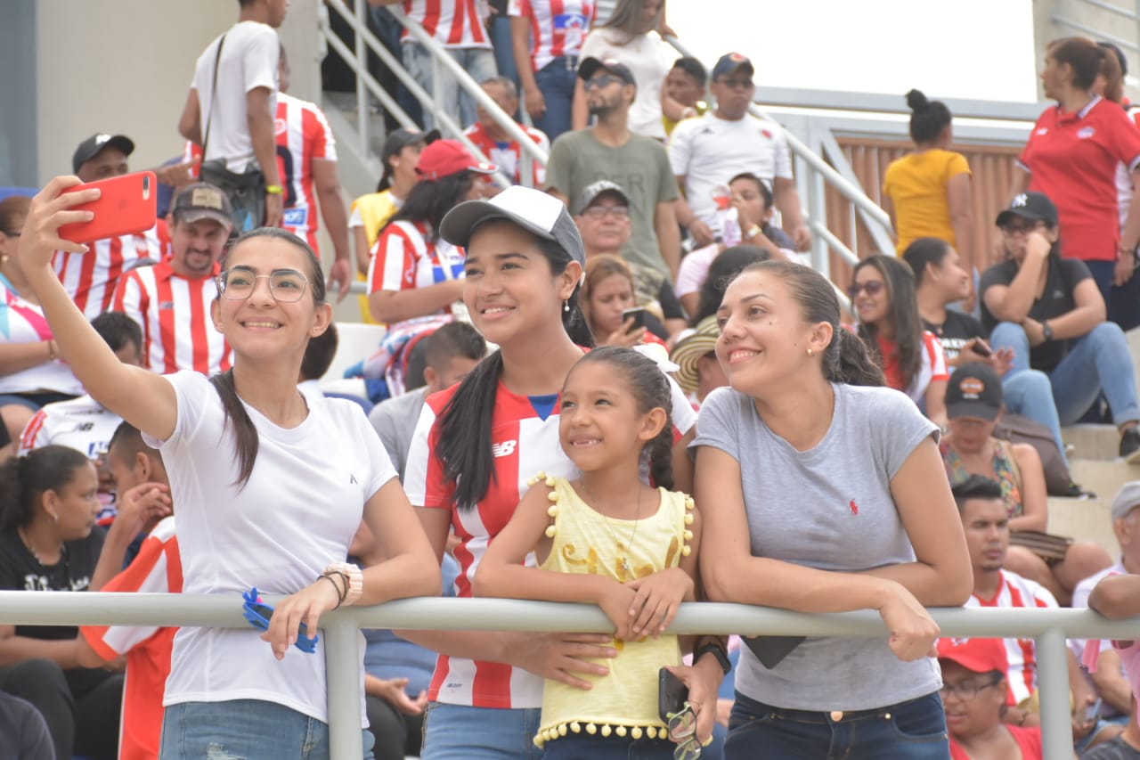 Masivo acompañamiento a las Tiburonas en el Romelio Martínez.