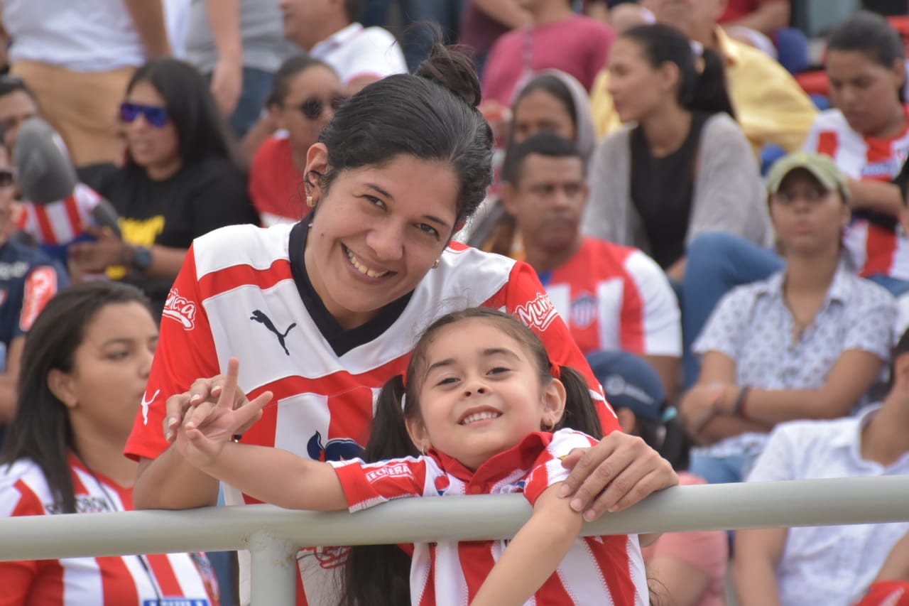 Masivo acompañamiento a las Tiburonas en el Romelio Martínez.