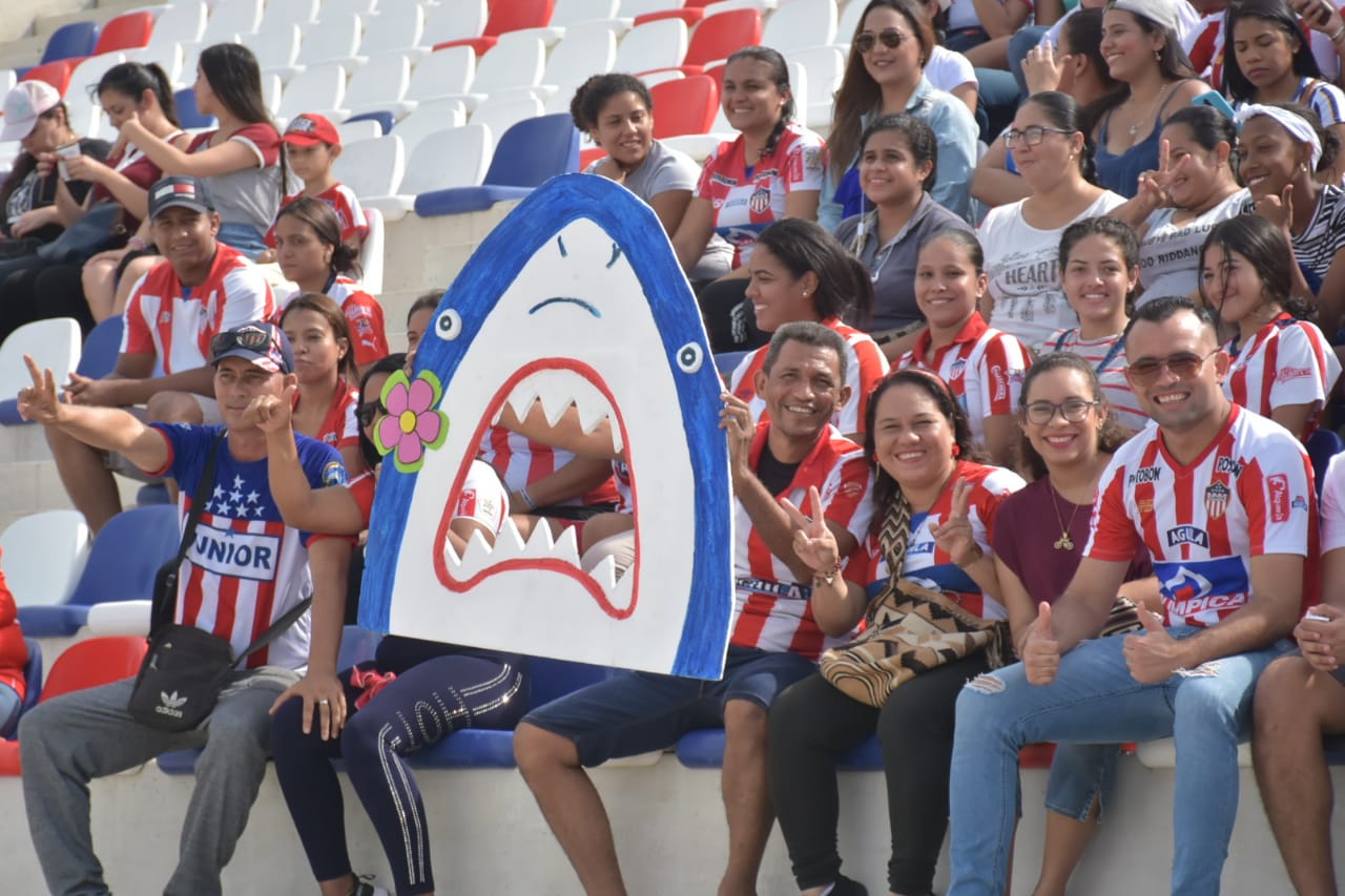Masivo acompañamiento a las Tiburonas en el Romelio Martínez.