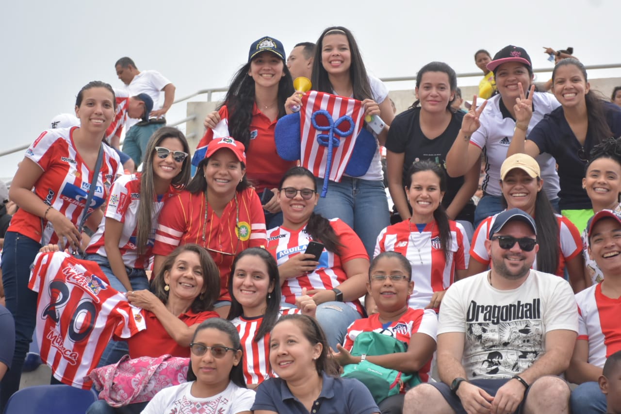 Masivo acompañamiento a las Tiburonas en el Romelio Martínez.