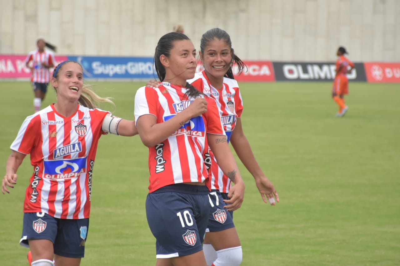 La volante creativa Yoreli Rincón marcón un golazo en el estadio Romelio Martínez.