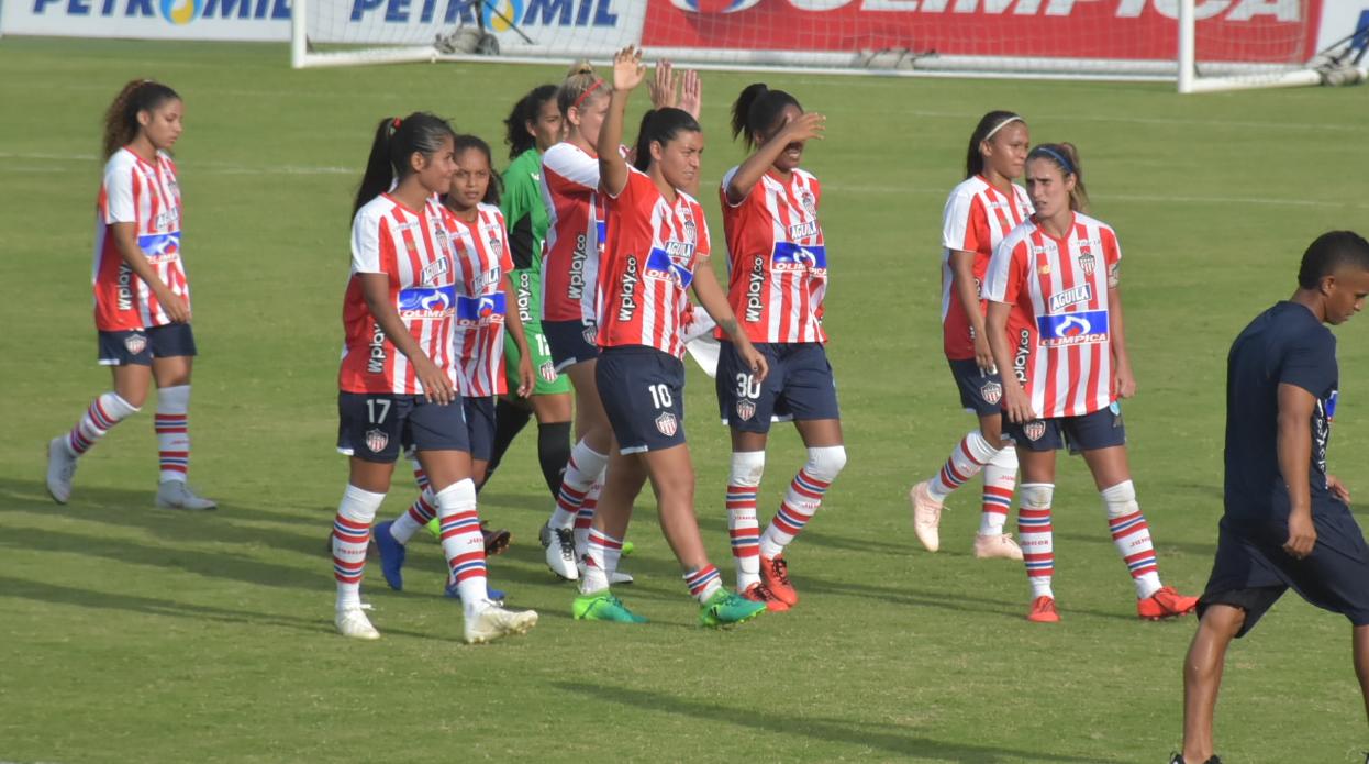Las Tiburonas agradecieron el apoyo a los hinchas rojiblancos en el estadio Romelio Martínez.