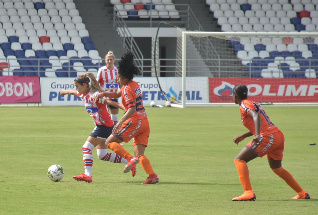 La volante Daniela Montoya cubriendo la pelota ante la marca de una rival.