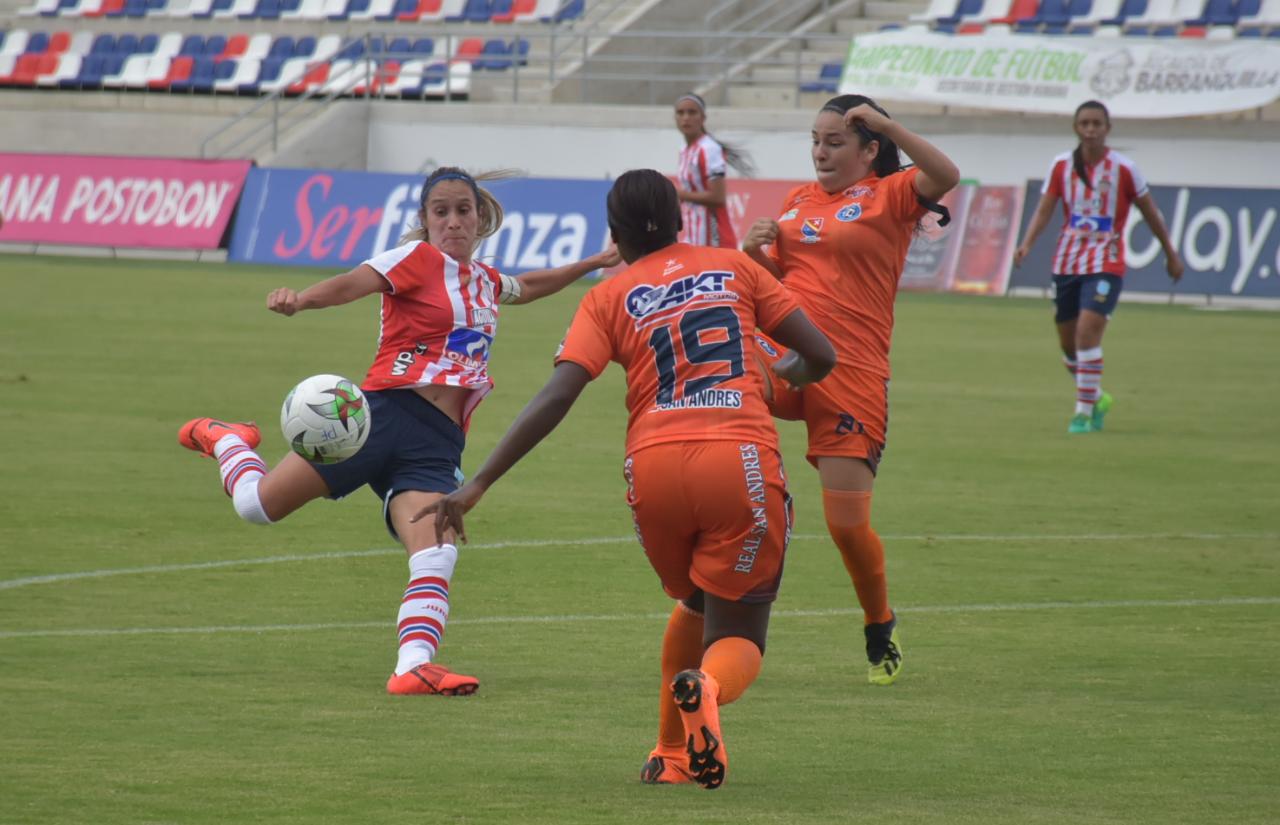 La volante Daniela Montoya sacando un disparo potente. 