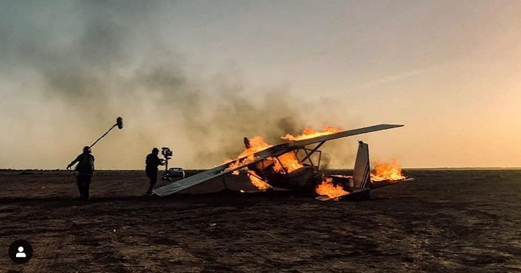 Momento en que le prenden fuego a la avioneta. 