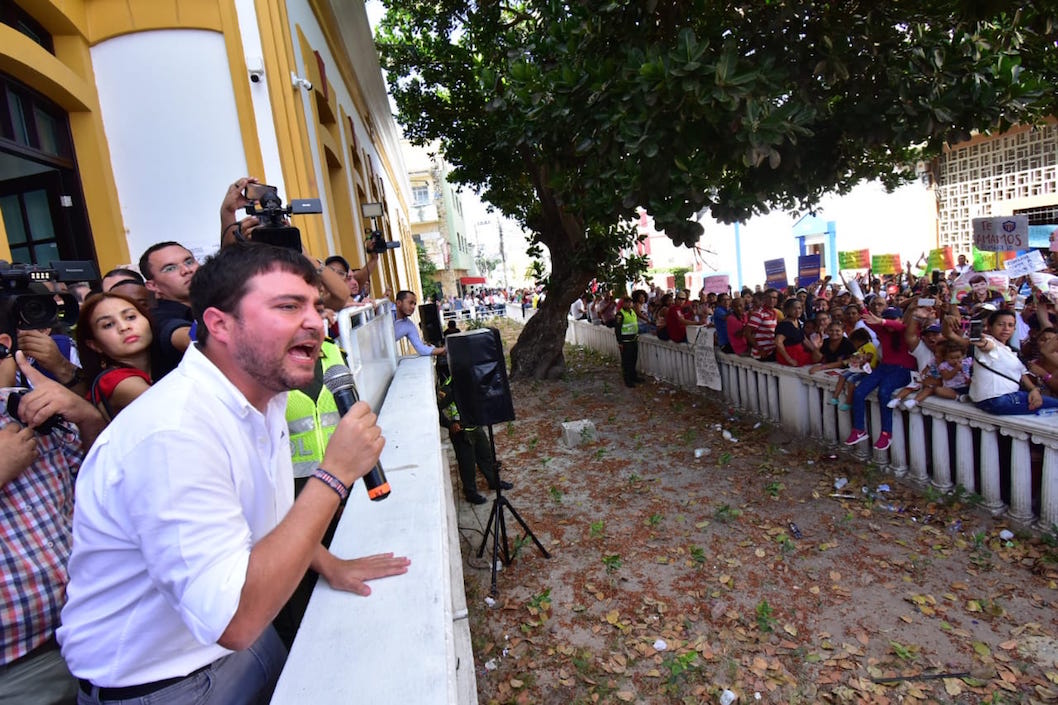 Agradeciendo el acompañamiento del público.