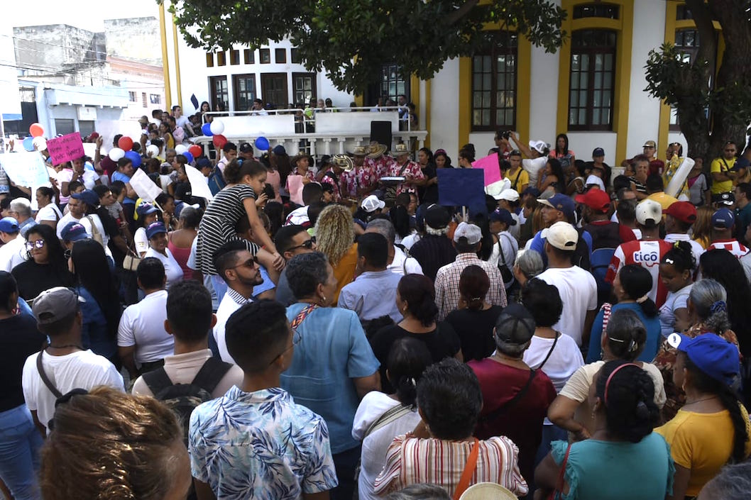 El público que acompañó frente de la Registraduría Especial.