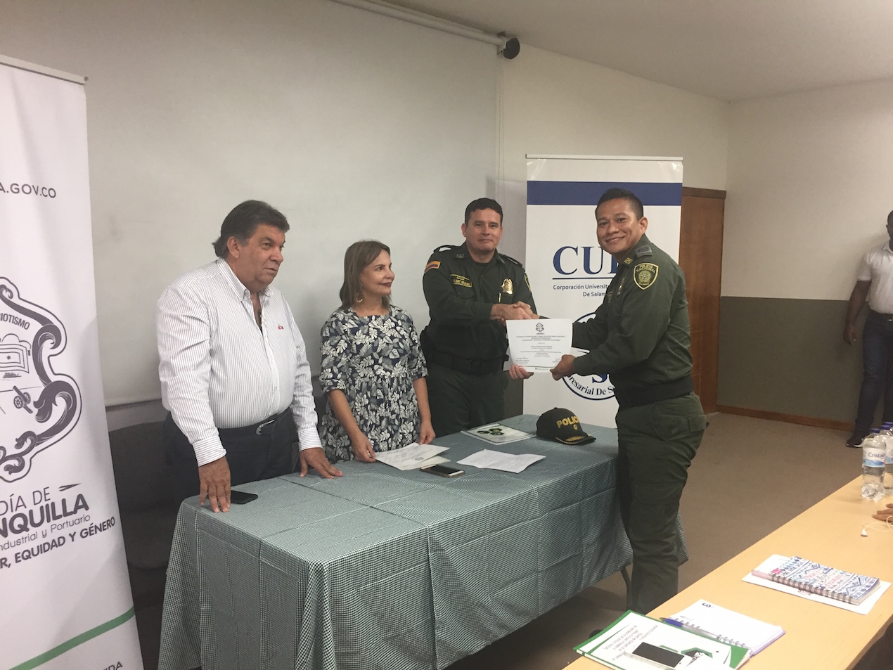 Participante de curso recibe el certificado.