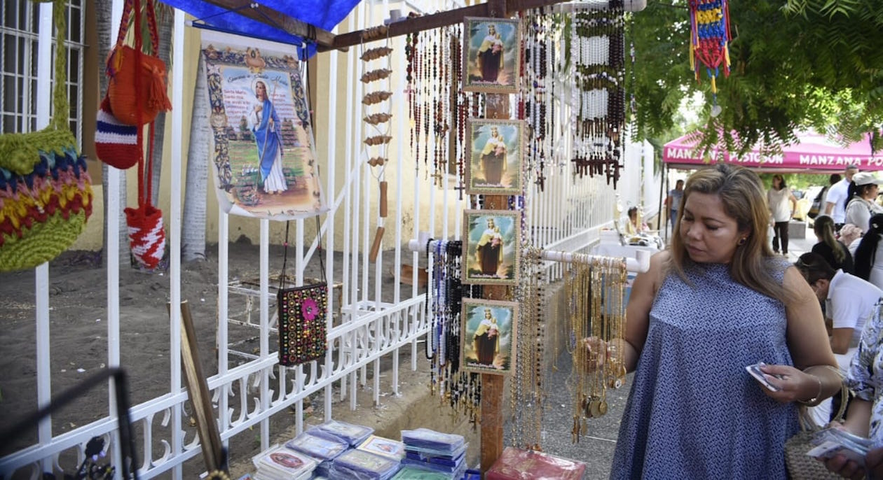 Escapularios, estampas y otros objetos ofrecidos al público.