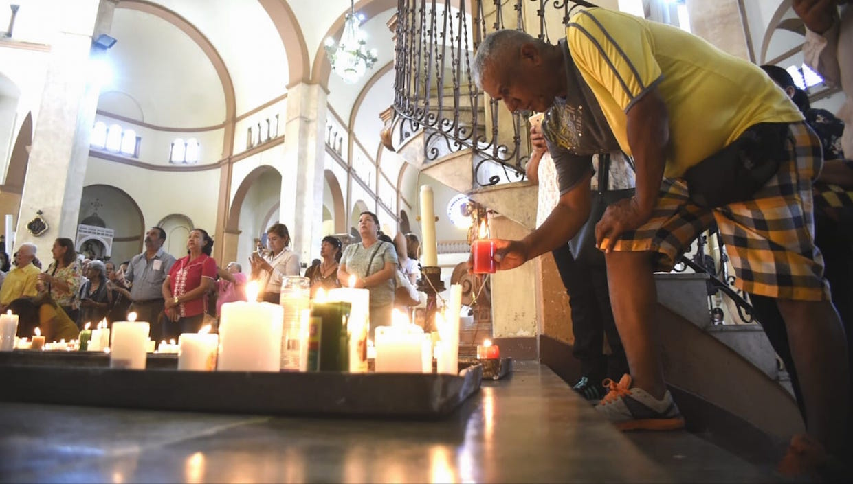 Ofrendas a la Virgen del Carmen.