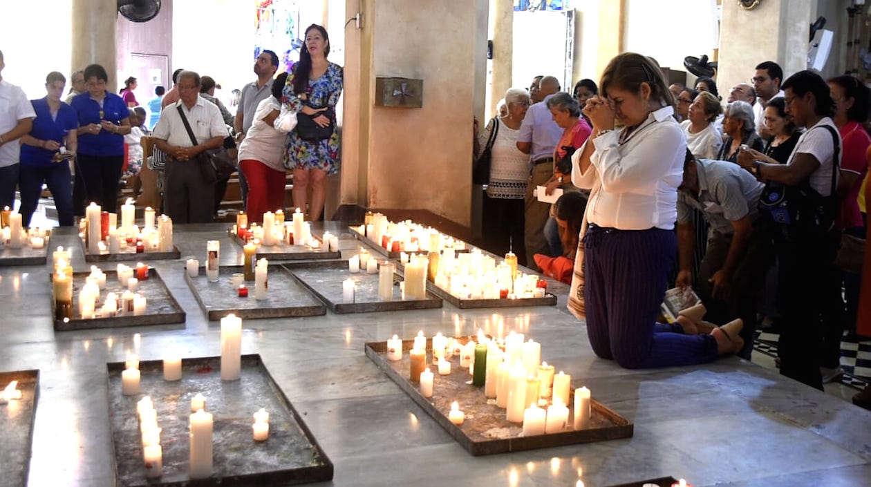 Una joven demostrando su devoción.