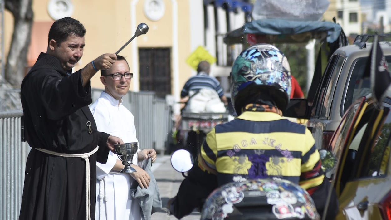 Los motociclistas también reciben la bendición.