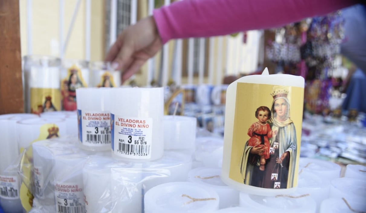 Venta de veladoras para ser ofrendadas.