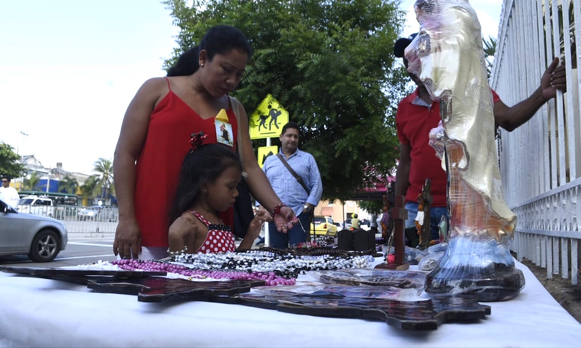 Elementos alusivos a la Virgen del Carmen que luego son bendecidos al término de la misa.