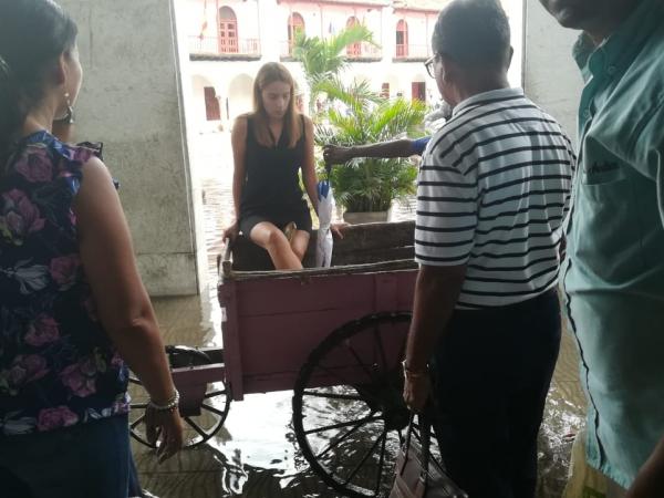 El Tiempo Los turistas tuvieron que recurrir a las carretillas.