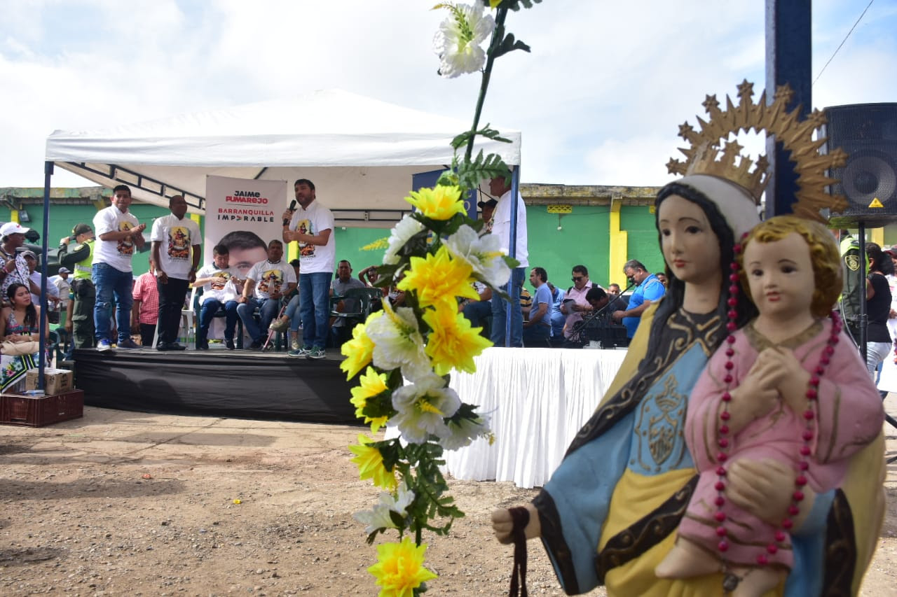 El candidato Jaime Pumarejo dio un discurso en el mercado de plátanos.