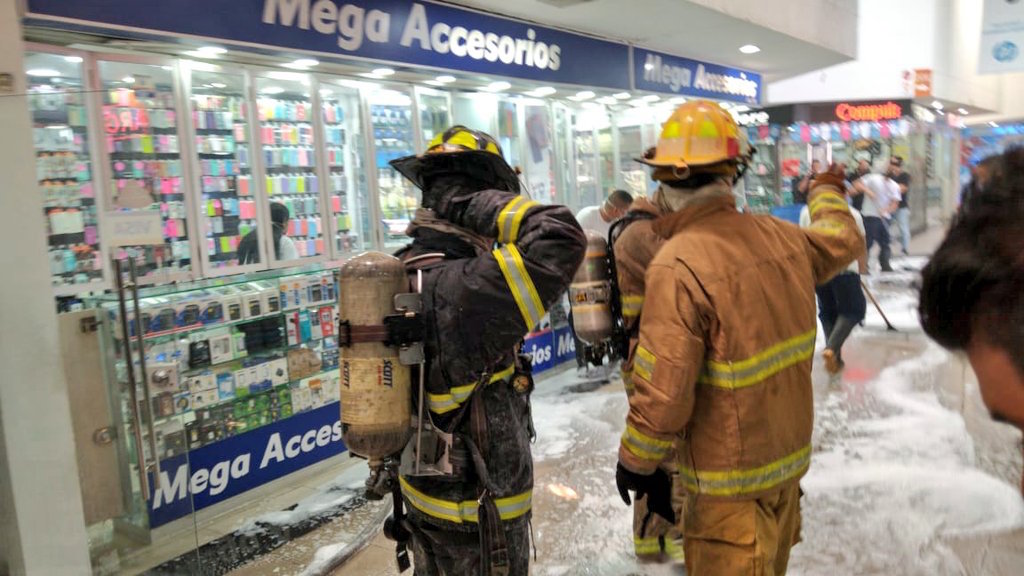 Unidades del Cuerpo de Bomberos en labores de enfriamiento del lugar.