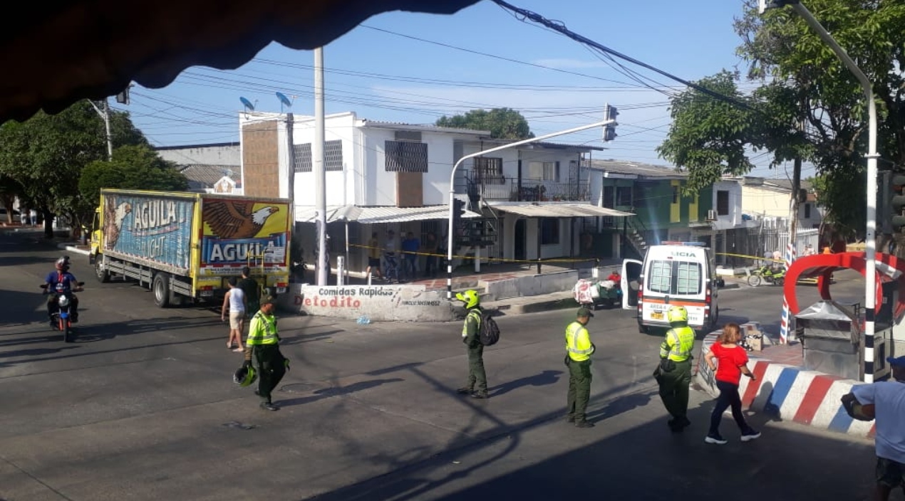 La Policía de Tránsito hizo presencia en el lugar del accidente.