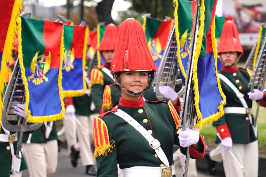 La mujer del Ejército, participando orgullosamente.