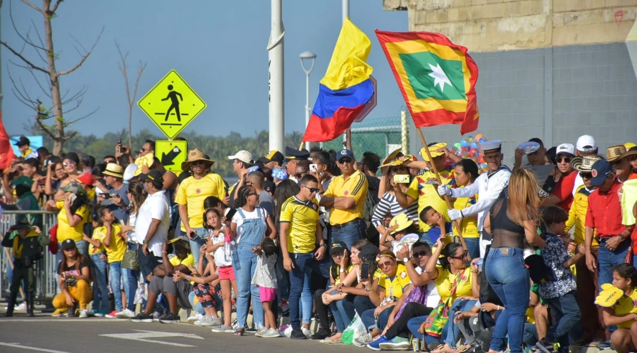 Los barranquilleros asistieron masivamente al desfile militar.
