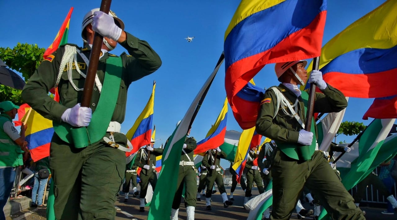 Miembros de la Policía Nacional en el desfile.