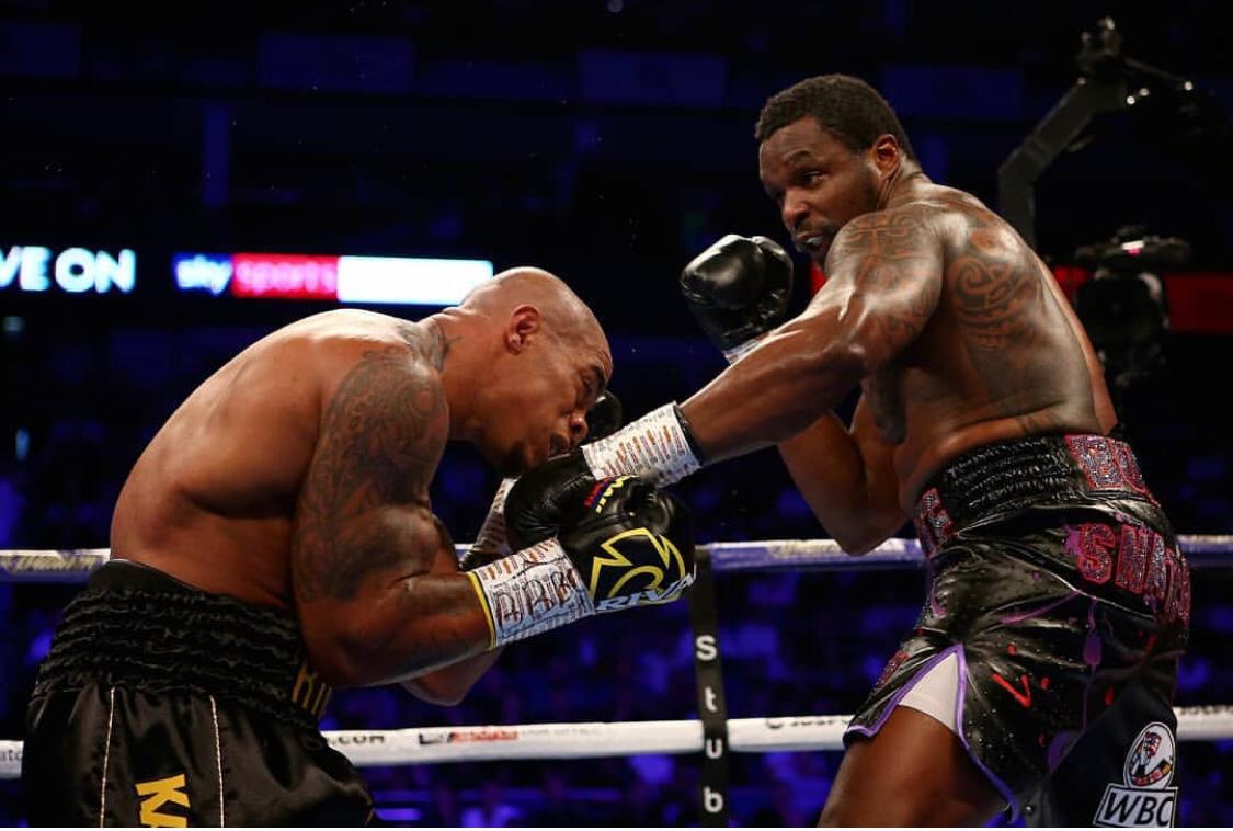 Dillion Whyte castiga a Óscar Rivas. 