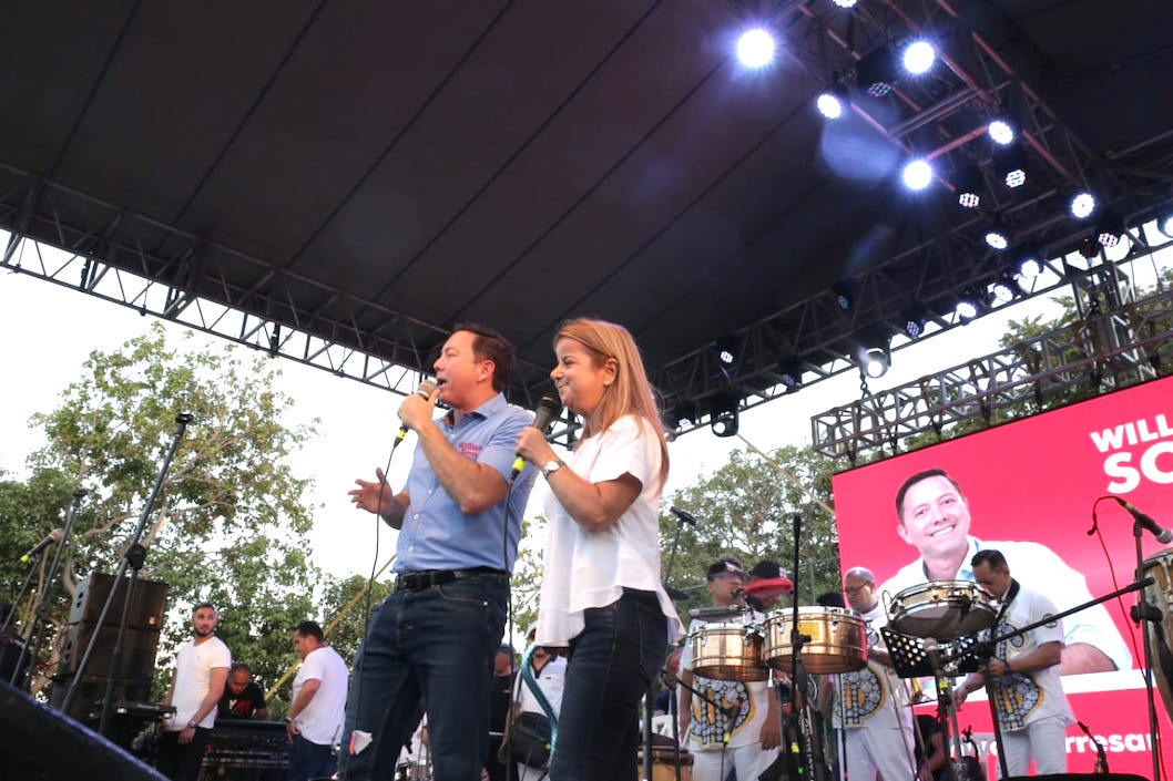 Los candidatos compartiendo tarima en el evento político.