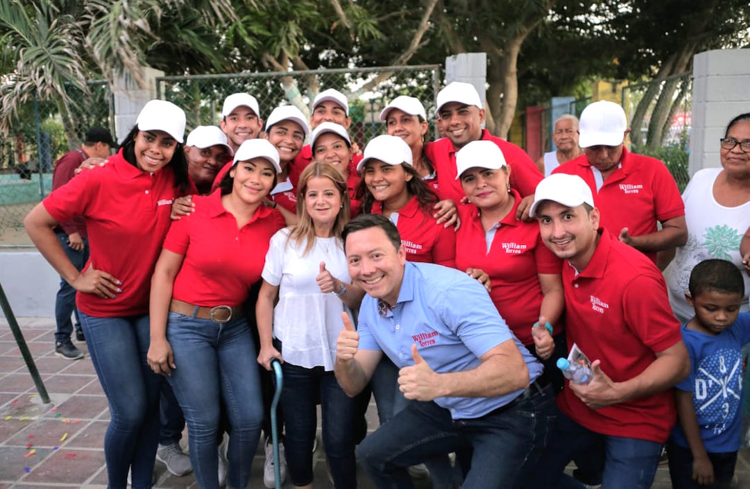 Con el grupo de apoyo de la campaña.