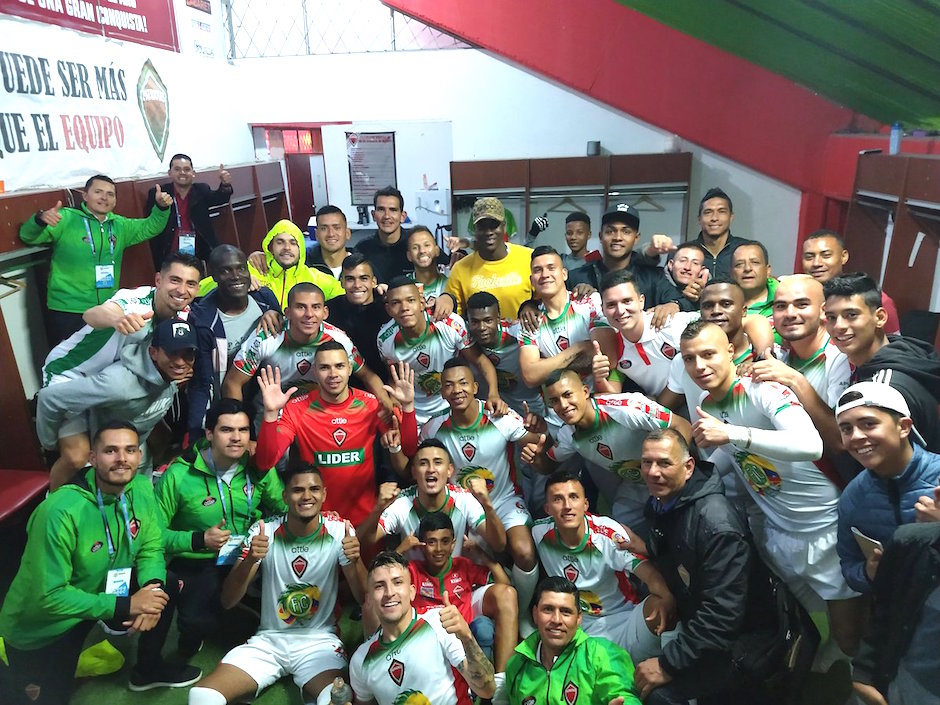 Jugadores de Patriotas Boyacá festejando el triunfo ante Junior, al final del partido, en el camerino.